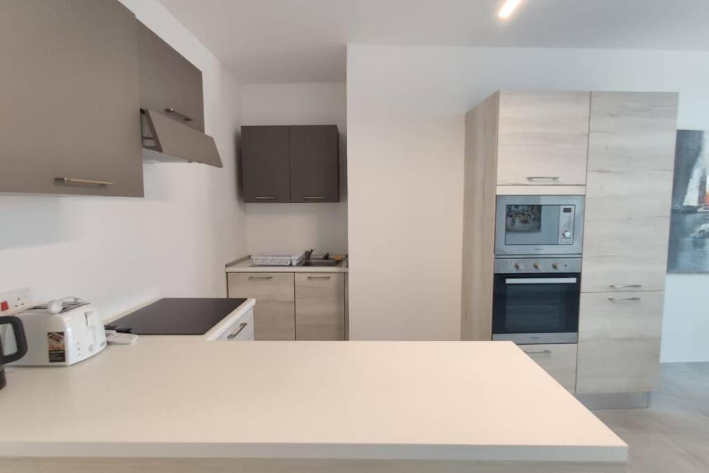 Brand New 3 Bedroom Apartment Close To The Sea 그지라 외부 사진